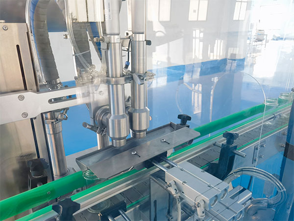 自動化香菇醬灌裝機(jī)設(shè)備車間實拍